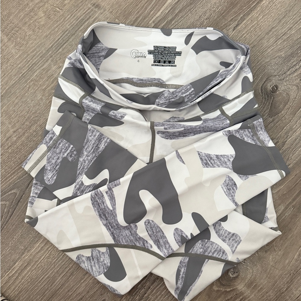 ZYIA Active Camouflage Gray Cropped Leggings
